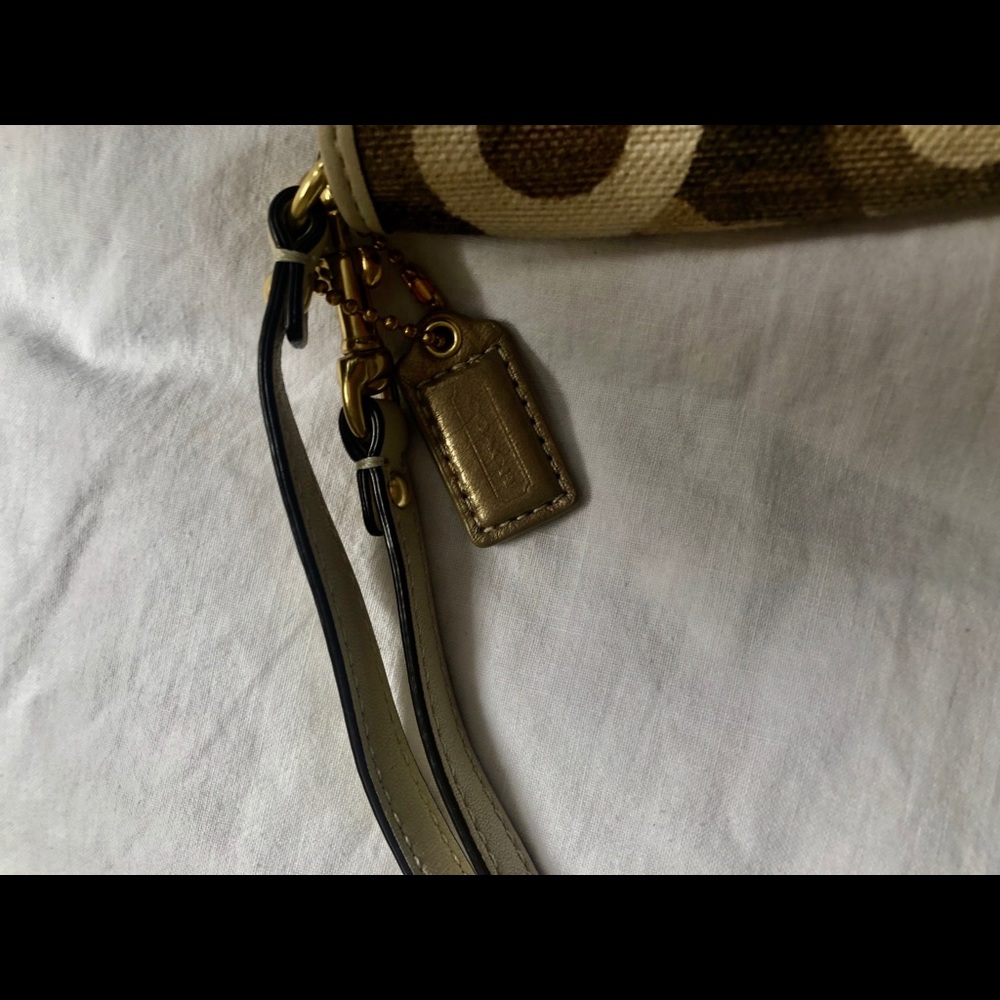 Coach - Picture 4 of 6